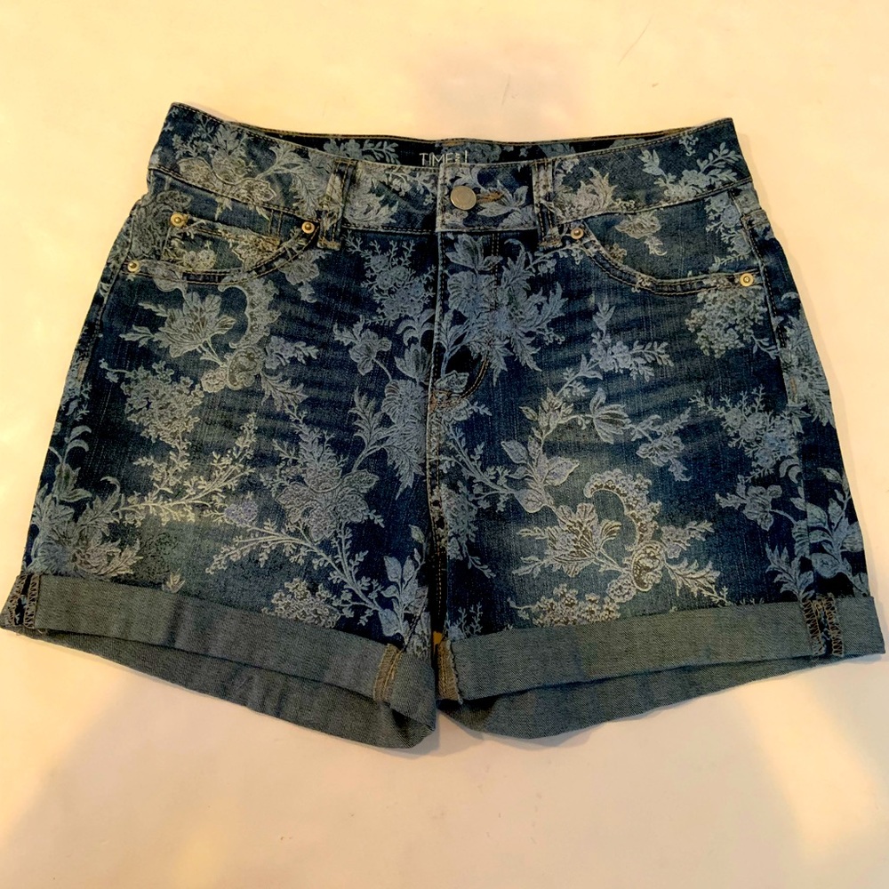 Time and Tru Distressed Blue Floral Jean Shorts Women’s Size 4 Mid-Rise